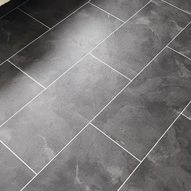 PVC tegelvloer met voegstrip