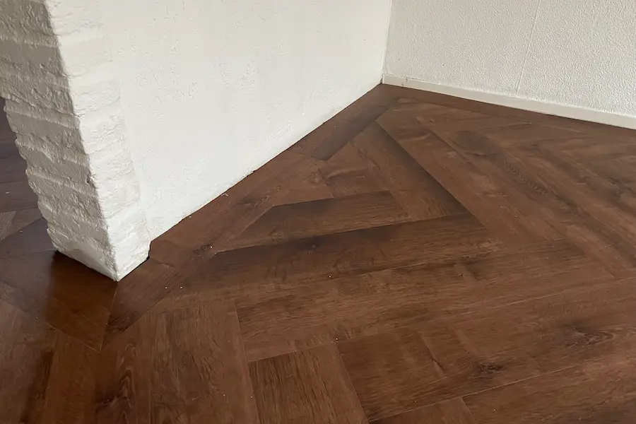 Visgraat met band in koloniale stijl